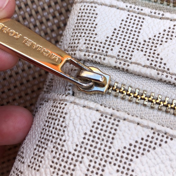 🥂MK WRISTLET WALLET🥂 - Picture 8 of 10